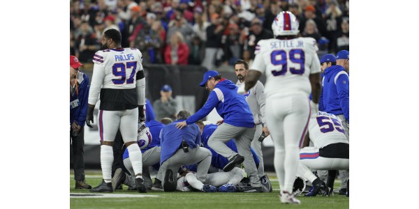 Damar Hamlin s'effondre après un arrêt cardiaque soudain pendant le match Damar Hamlin s'effondre après un arrêt cardiaque soudain pendant le match